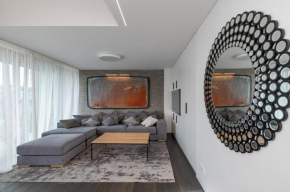 Luxury 2 BD Apartment with terrace by Hostlovers